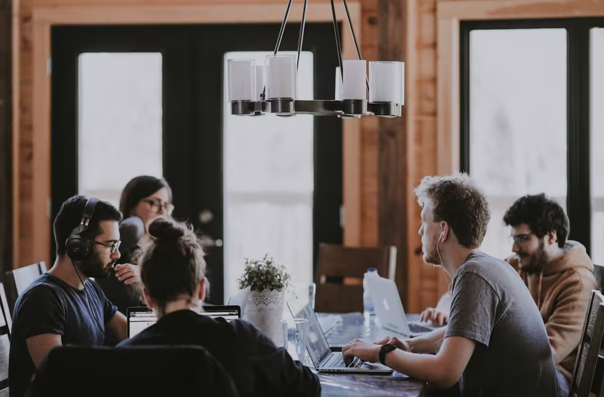 Une équipe réunie dans un espace de travail lumineux