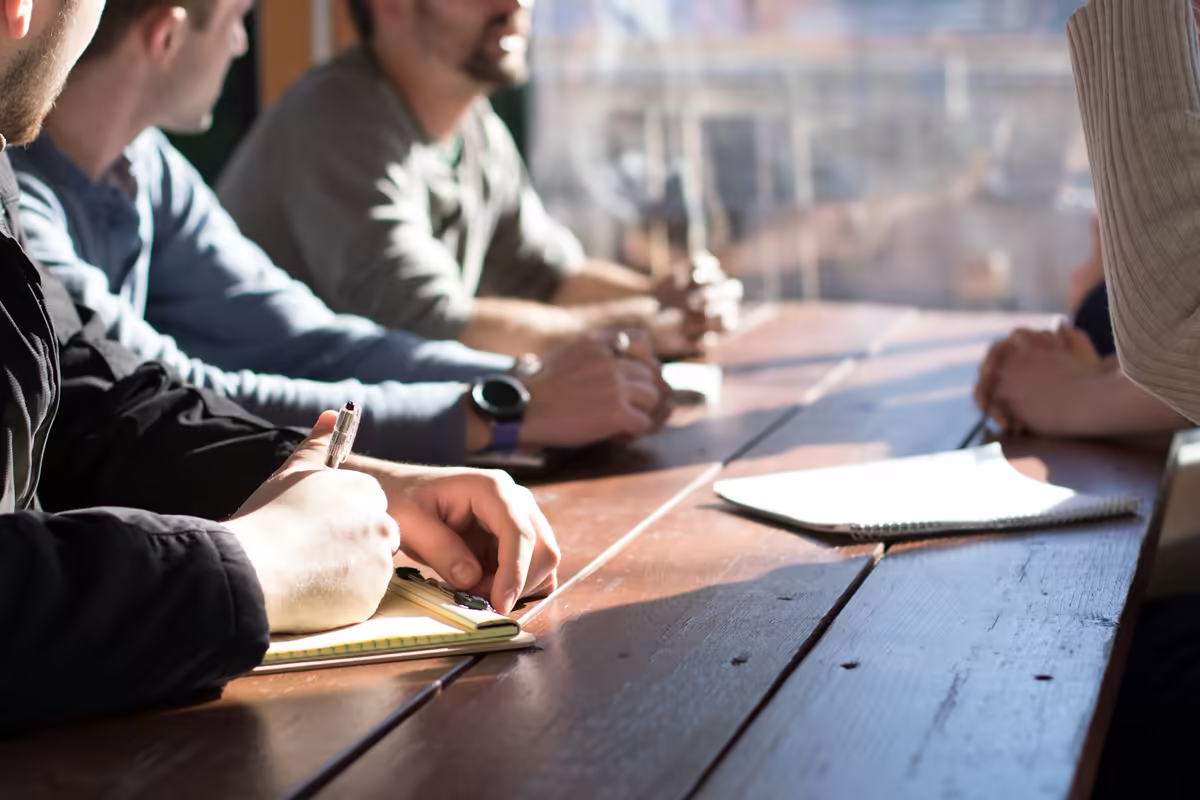 Des collaborateurs prennent des notes pendant une session de formation